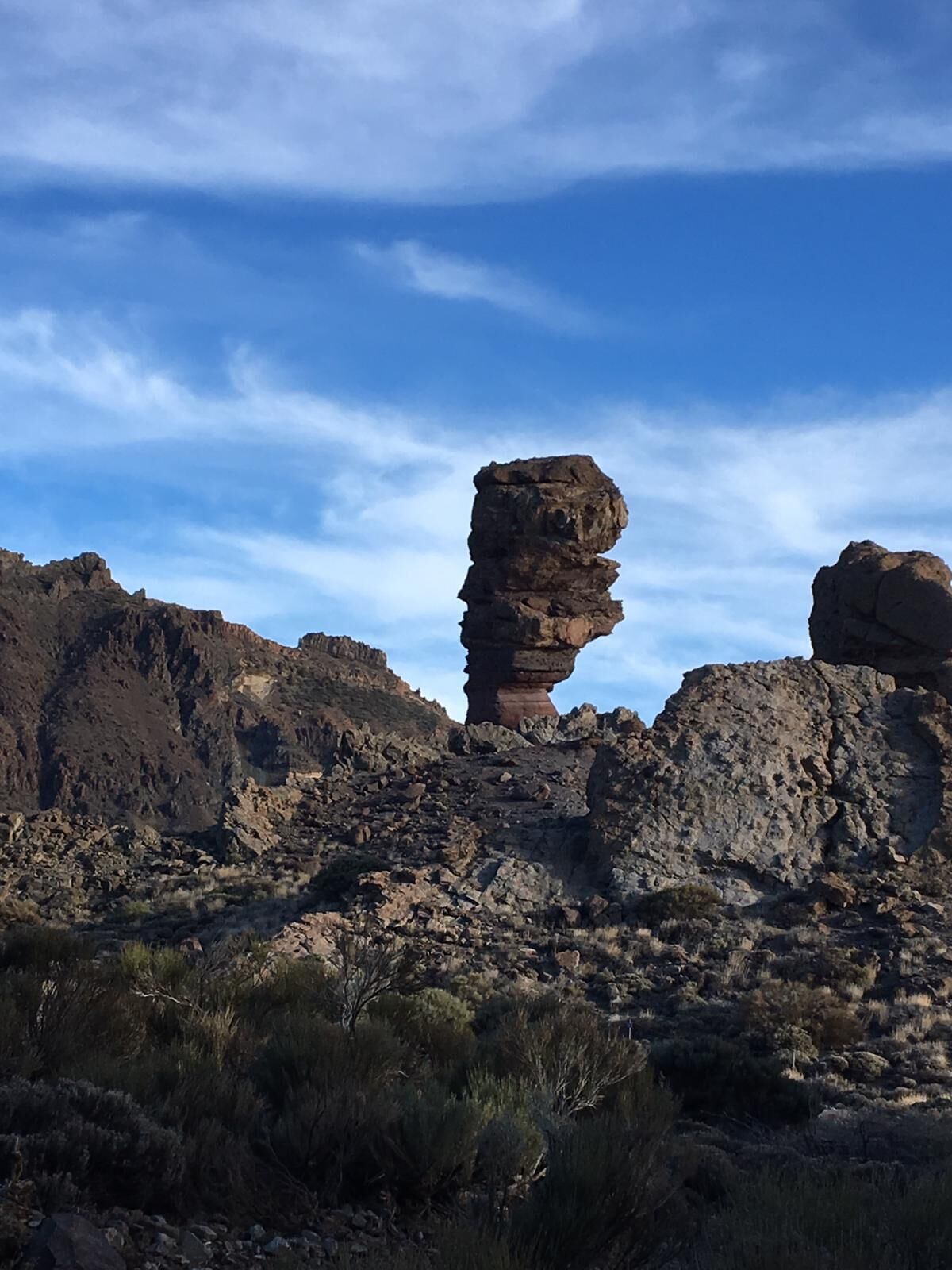 Une formation rocheuse naturelle sous un ciel dégagé.