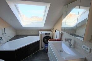 Badewanne, Haartrockner, Handtücher, Seife