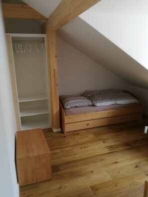 2 bedrooms, desk, free WiFi, bed sheets