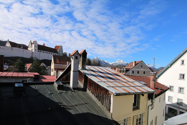 Schloss und Berge am Tag - Blick vom Wohnzimmer.
