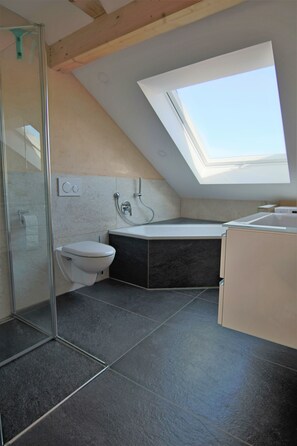 Kylpyamme, hiustenkuivaaja, pyyhkeet, saippua