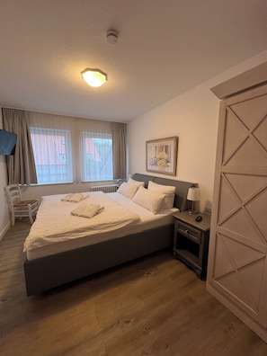 4 bedrooms, in-room safe, iron/ironing board, free WiFi