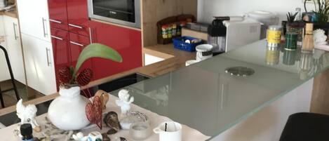 Réfrigérateur, four à micro-ondes, un four, surface de cuisson