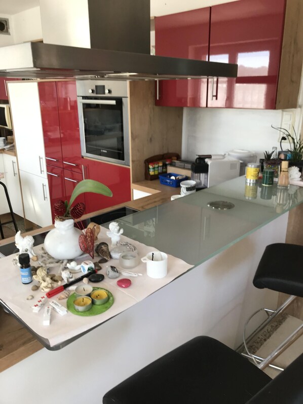 Réfrigérateur, micro-ondes, four, plaque de cuisson