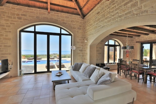 Villa Olympus, magnificent view, heatabel pool.