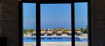 Villa Olympus, magnificent view, heatabel pool.