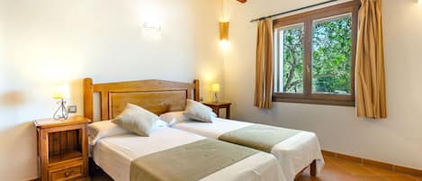 5 bedrooms, in-room safe, WiFi (free), bed sheets