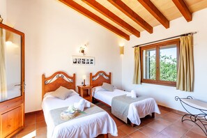 5 bedrooms, in-room safe, free WiFi, bed sheets