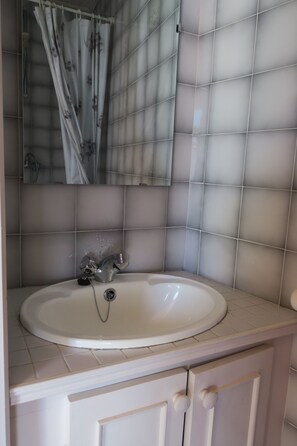 Een bad, een haardroger, toiletpapier