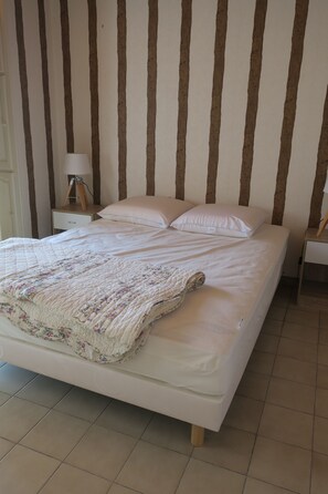 4 chambres, fer et planche à repasser