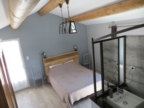 3 habitaciones, tabla de planchar con plancha, cuna de viaje y wifi 