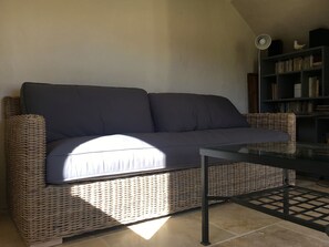 Una televisión, una chimenea, libros, un reproductor estéreo