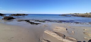 A beach with large rocks and calm water. - Charming, light-filled stone vacation home, rated 3*. (Quiberon)