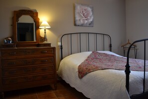 4 slaapkamers, een bureau, een strijkplank/strijkijzer, reisbedje