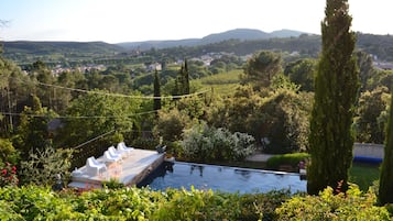 Een buitenzwembad en een verwarmd zwembad