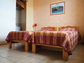 4 Schlafzimmer, BĂŒgeleisen/BĂŒgelbrett, Reisekinderbett, kostenloses WLAN