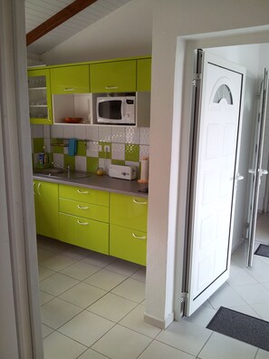 Réfrigérateur, micro-ondes, plaque de cuisson, cafetière/bouilloire