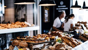 Une vitrine de boulangerie présentant une variété de pains et de pâtisseries.