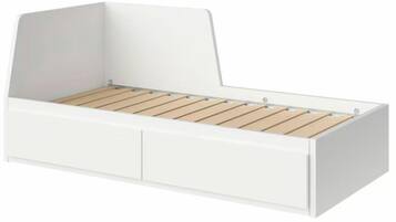 Une table de chevet blanche, avec un plateau à lattes en bois et des tiroirs.