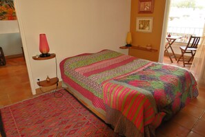 1 habitación, tabla de planchar con plancha, cuna de viaje y wifi 