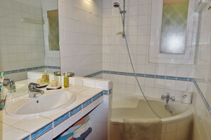 Tina con regadera, secadora de cabello, toallas, jabón 