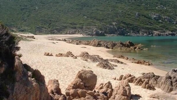 A coastal landscape with a sandy beach, rocky outcrops, and a green hill in the background. - Villa Côté Port in the heart of the fishing village with sea view. Air conditioning, WIFI (Sartène)