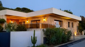 A modern two-story house with a flat roof, large windows, and a stone facade. - Villa Côté Port in the heart of the fishing village with sea view. Air conditioning, WIFI (Sartène)