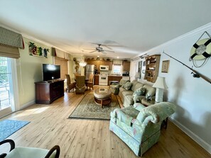Smart TV, DVD player, table football, ping pong - 5 BR/4.75 BA Beach Home/Golf Carts/Gameroom/Pools/6 Bikes  Sleeps 17  (Surfside Beach)