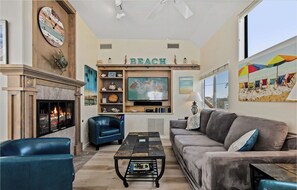 Smart TV, caminetto, lettore DVD, videoteca