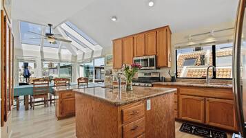 Coffee/tea maker, fridge, microwave, oven