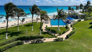 Ein Resort mit Pool, Strand und Meerblick.