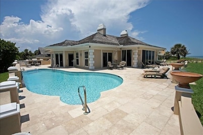 Elegant 5-star home right on the beach