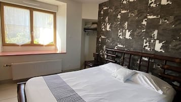 1 bedroom, iron/ironing board, free WiFi