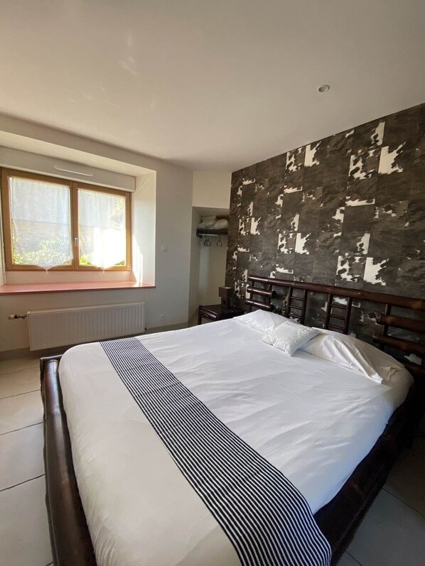 1 habitación, tabla de planchar con plancha y wifi gratis 