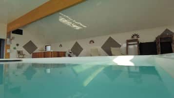 InnendĂžrsbasseng og et oppvarmet basseng