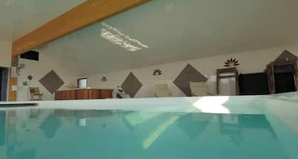 Cottage in einem alten renovierten Bauernhaus - Innenpool und Spa im Nebengebäude