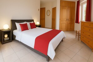 3 bedrooms, iron/ironing board, WiFi, bed sheets