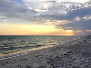 On the beach - Double Paradise    Right on the Most Beautiful Beaches! (Panama City Beach)