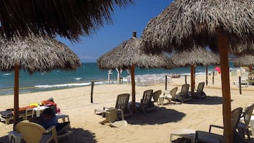 Sur la plage, chaise longue, serviettes de plage