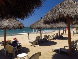 En la playa, camastros y toallas de playa 