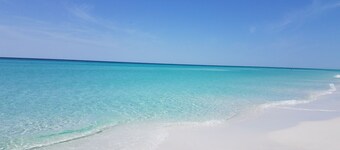  Designer decor, Direct View, Very clean and well maintaned. Sleeps 6. 