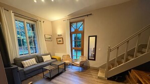 A living room with a sofa, chairs, a coffee table, a fireplace, and a staircase. - 3 of cottage oak: Nestled in a clearing in the middle of Vexin regional park (Chambly)
