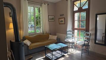 Télévision, cheminée, livres