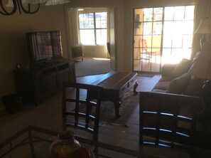 Tv, dvd-spelare, böcker och ett musikbibliotek