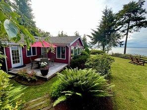 Outdoor dining - Top Rated! Stunning Waterfront Island Paradise home (Nordland)