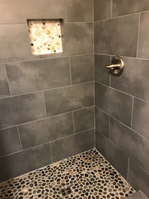 Ducha y bañera combinadas, secador de pelo, toallas y jabón
