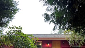 A red building with a wooden staircase leading to a porch. - Top-Rated Waterfront Retreat Near Port Townsend (Nordland)