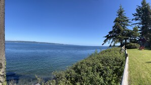 A house with a clear view of a lake and mountains in the distance. - Top-Rated Waterfront Retreat Near Port Townsend (Nordland)