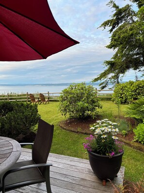 Outdoor dining - Top Rated! Stunning Waterfront Island Paradise home (Nordland)