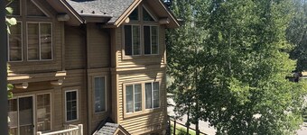 Lovely townhome: Ski to Lift, Walk to Town, Private Hot tub, Sleeps 8!